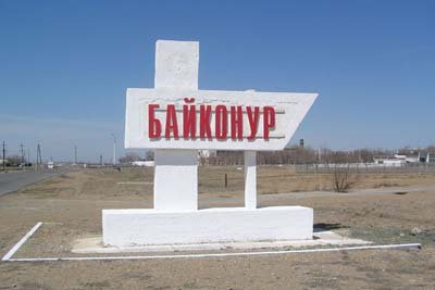 A markable city sign at the borders to the city of Baikonur. The city was named finally Baikonur in 2006. After the fall of the Soviet Union, Russia leased the Cosmodrome from Kazakhstan for $180M a year from the Kazakh government. The city is under Kazakh law but admisitrated by Russia, City of Baikonur - Kazakhstan / Ein bemerkenswertes Stadtschild an der Grenze zur Stadt Baikonur. Die Stadt wurde in 2006 zu Baikonur umbenannt. Nach dem Zusammenbruch der Sowjet-Union leaste Russland das Kosmodrom von Baikonur für $180M pro Jahr von der kasachischen Regierung. Die Stadt ist unter kasachischem Recht, wird jedoch von Russland verwaltet. Baikonur Stadt, Kazakhstan - 2005